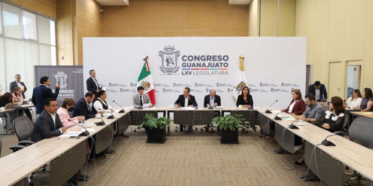 Reciben diputados iniciativa que elimina requisitos para encabezar la FGE