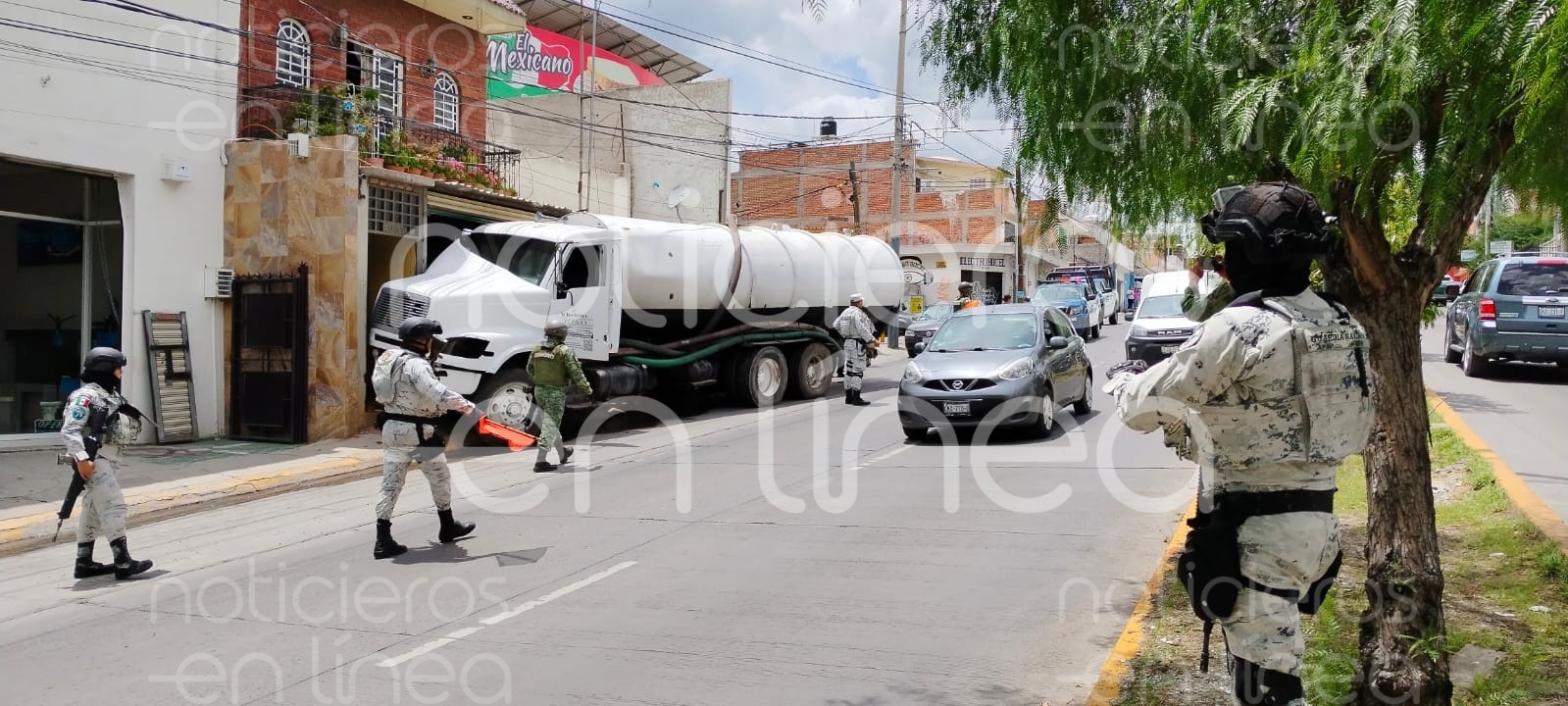 Pipa se queda sin frenos y choca contra una vivienda en León