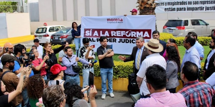 Se confrontan morenistas con empleados del Poder Judicial por reforma