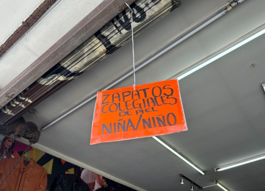 Reportan bajas ventas de calzado escolar en León 