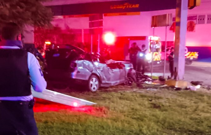 Joven choca y vuelca su vehículo en la glorieta de Juan Alonso de Torres