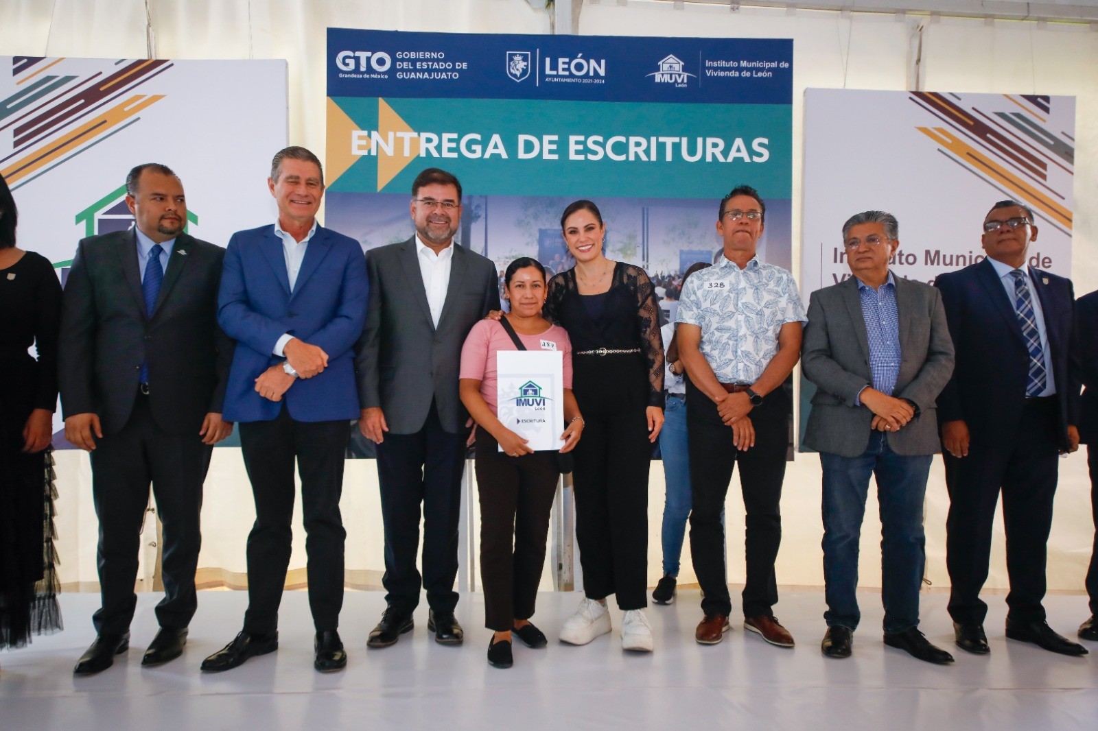 Reciben más de 300 familias leonesas las escrituras de su hogar