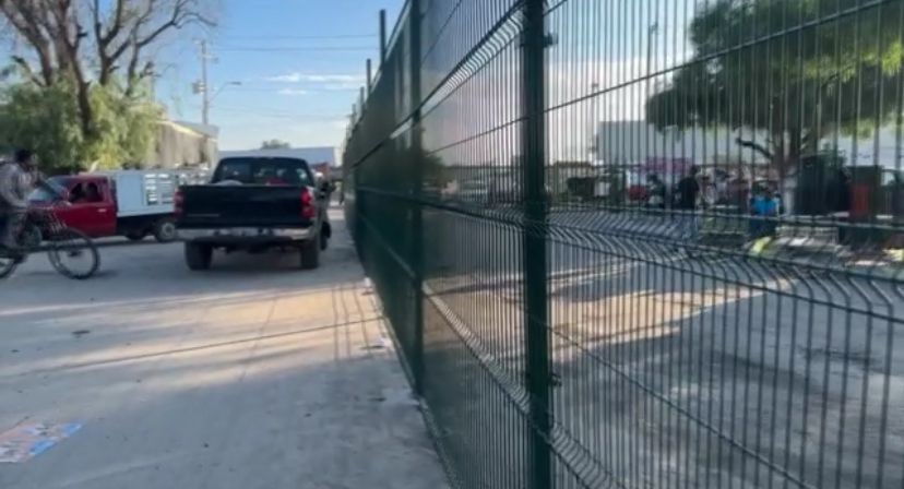 Colocan malla divisoria en la Central de Abastos para evitar el comercio desleal