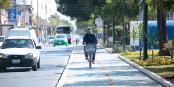 Motos, autos y puestos de comida invaden estas ciclovías en León