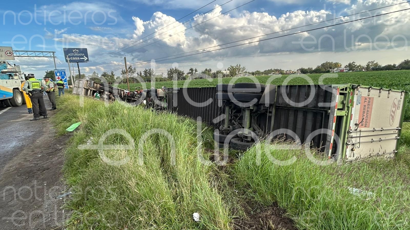 Vuelcan una tolva y un tráiler en la carretera federal 45