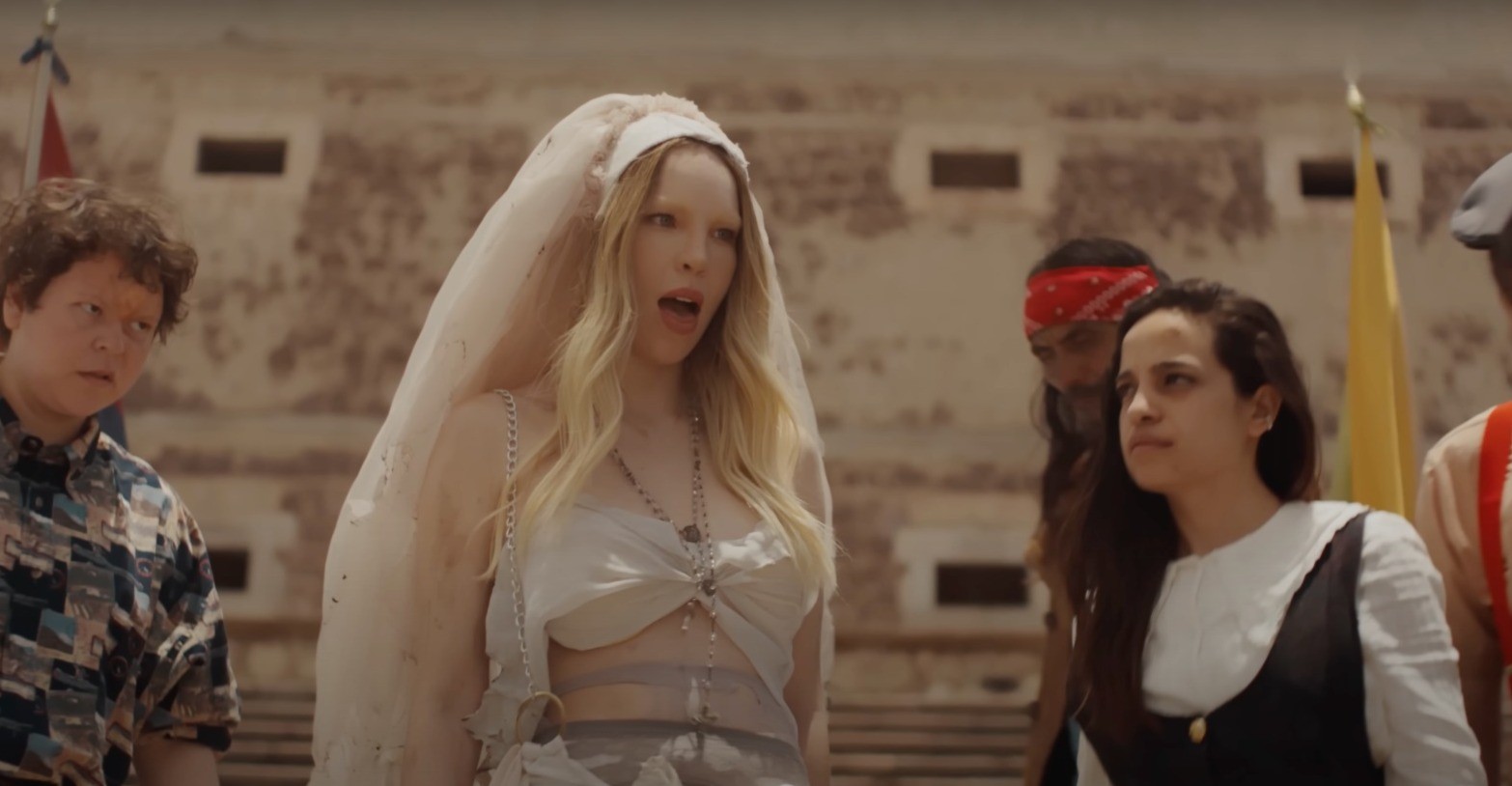 Cuestionan hoteleros de León beneficios del video de Belinda grabado en Guanajuato