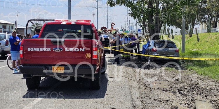Familia choca en la León-Cuerámaro; el conductor perdió la vida