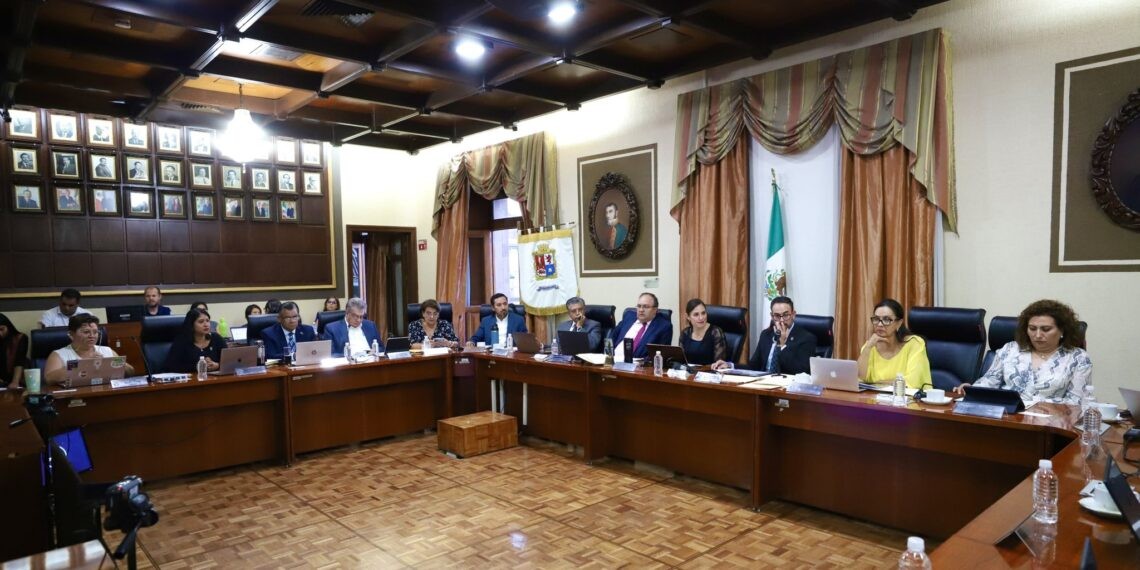 Pese a críticas y señalamientos, aprueban tercer informe de Alejandra Gutiérrez