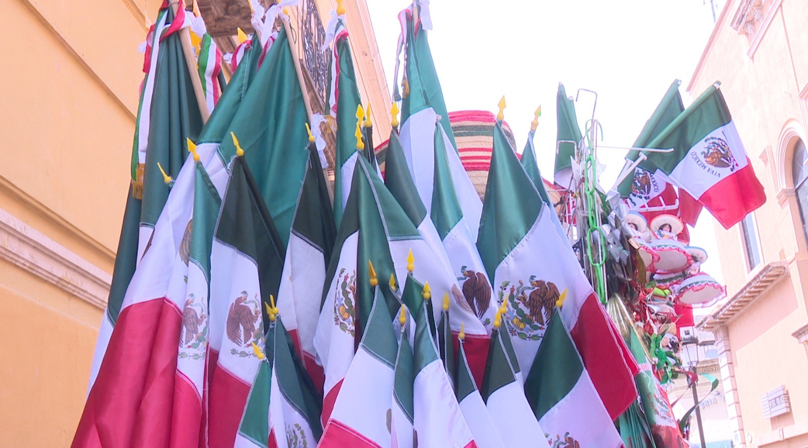 Venta de artículos patrios pinta de colores el Centro Histórico de León