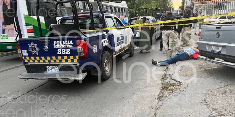 De un infarto, muere hombre frente al Parque Hidalgo; iba con una menor
