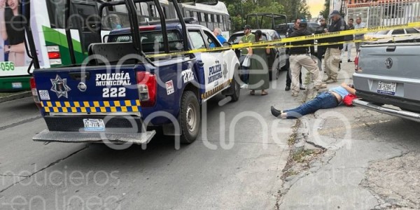 De un infarto, muere hombre frente al Parque Hidalgo; iba con una menor