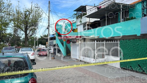Asesinan a un hombre afuera de su departamento en Los Limones