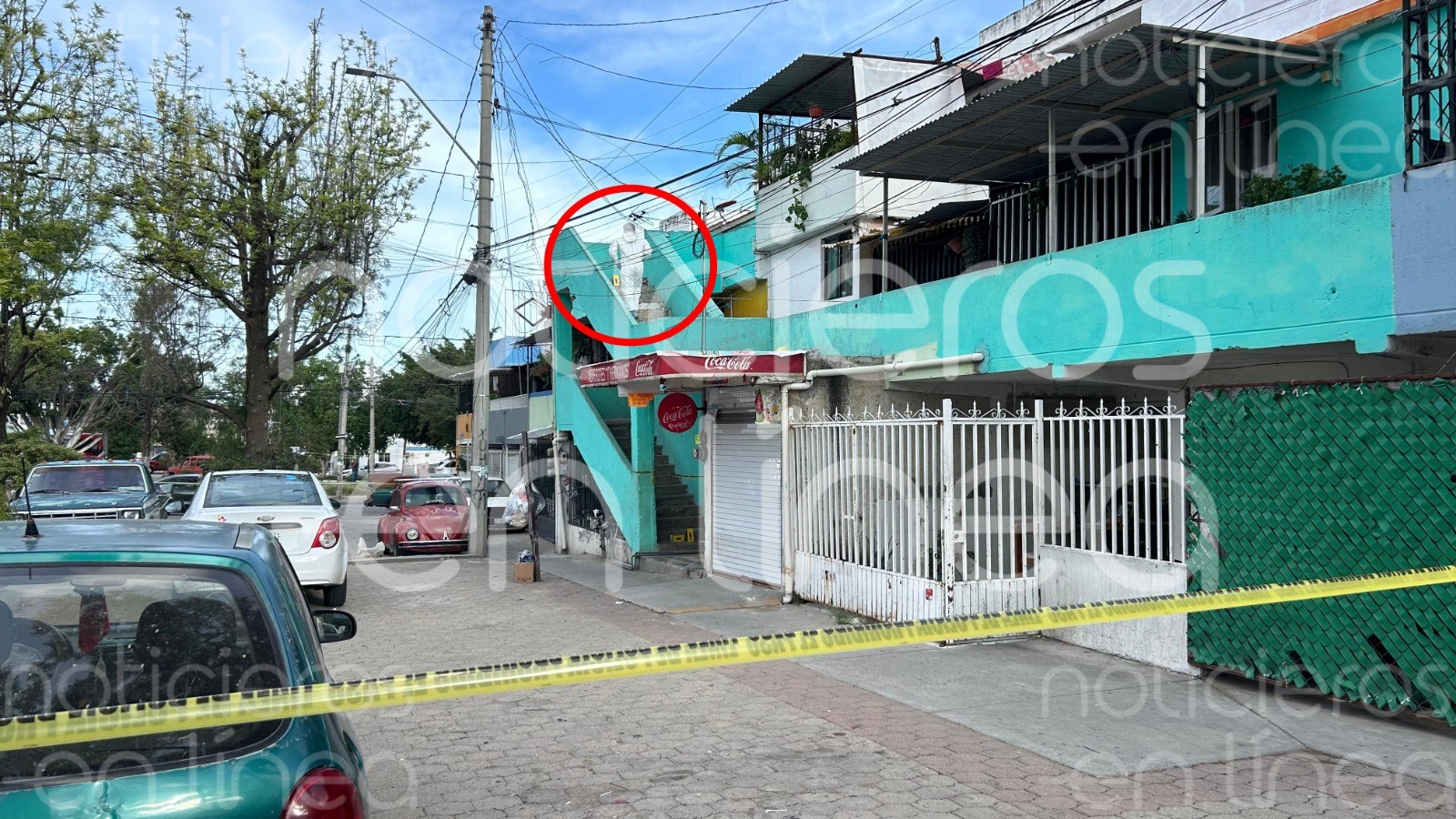 Asesinan a un hombre afuera de su departamento en Los Limones