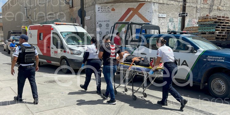 Aparatoso choque en Chapalita; paramédicos rescatan a conductor atrapado