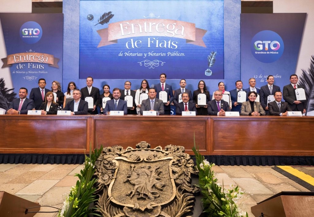 Entregan 15 Fíats y adelantan que queda uno pendiente por ser retirado en el sexenio