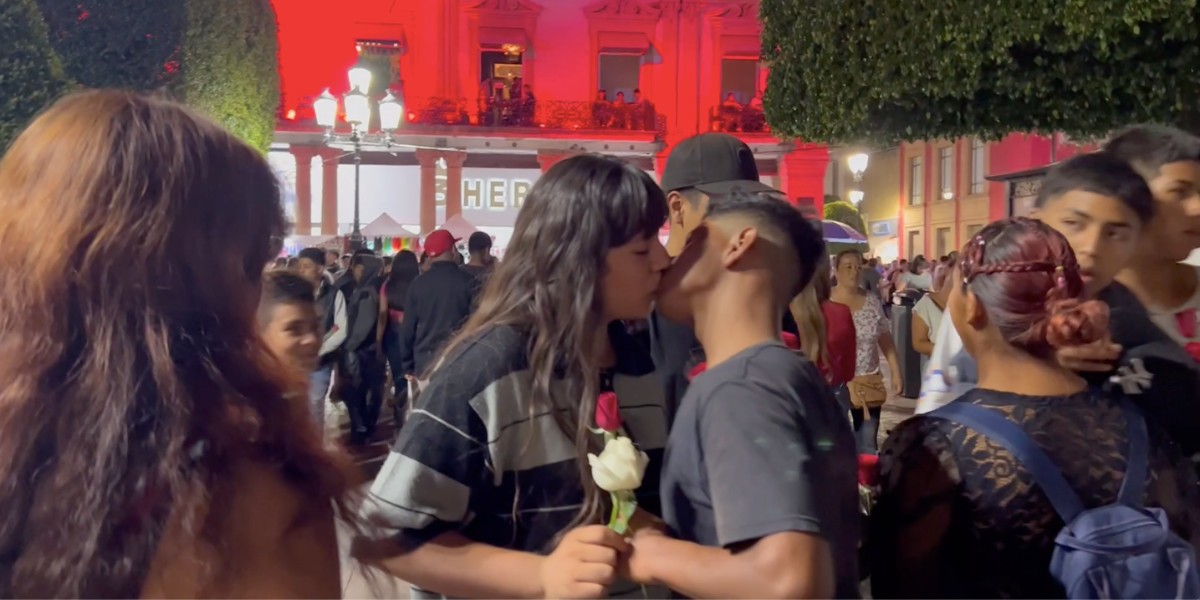 Besos, rosas y lluvia; así se vivió el Combate de Flores en León