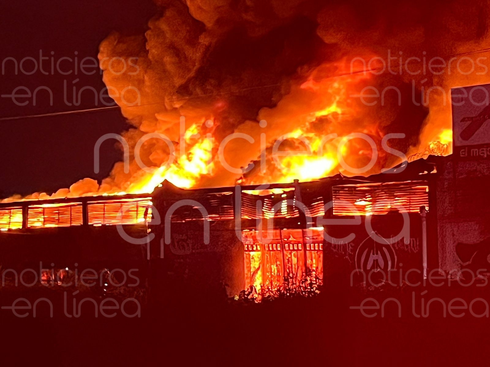 Fuerte incendio consume bodega de textiles en María Dolores