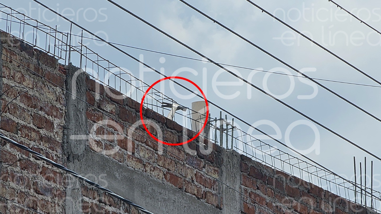 Hombre toca los cables de alta tensión y se electrocuta en Paraíso Real