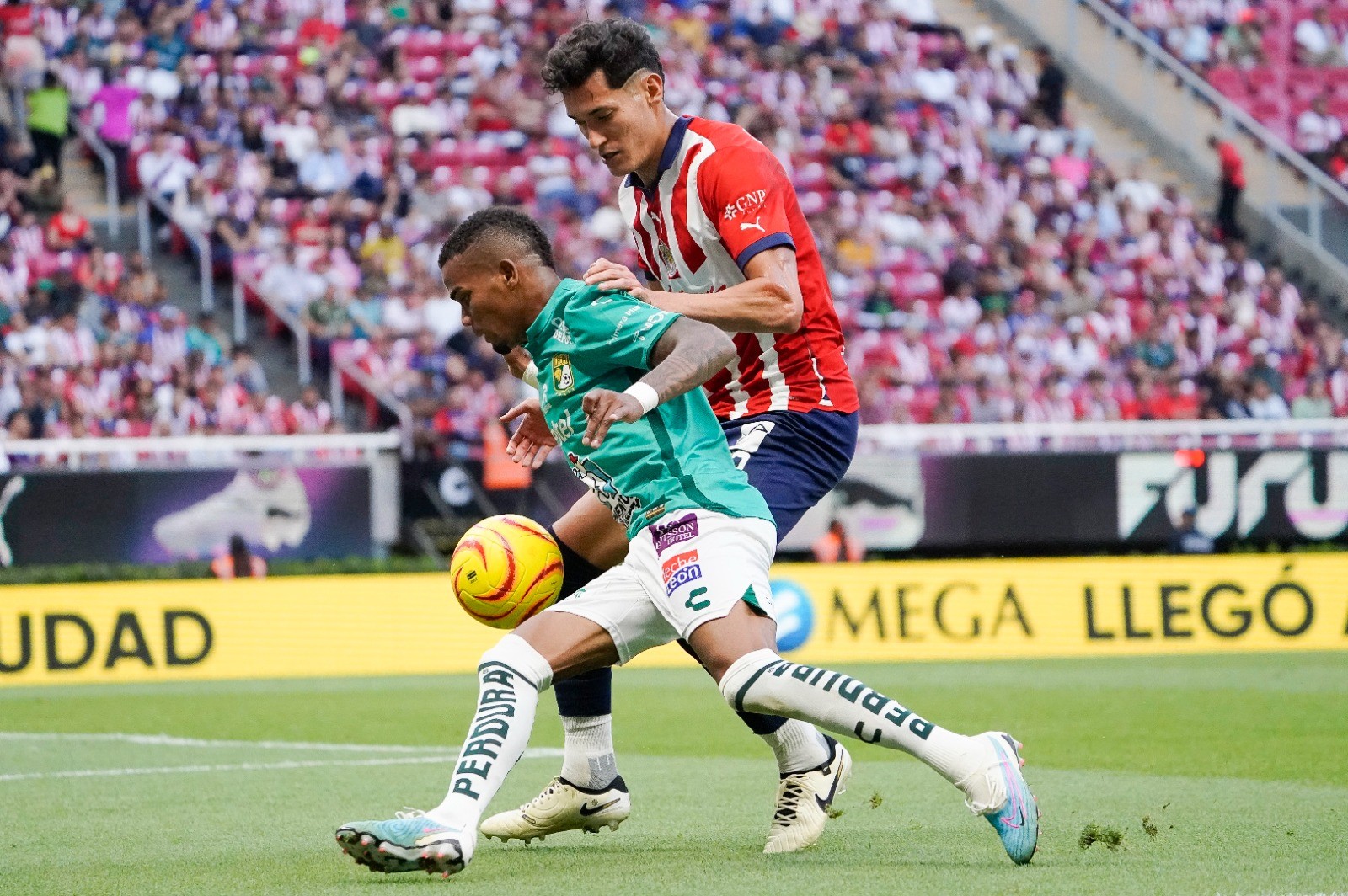 León visita a Chivas en busca de su primera victoria del torneo