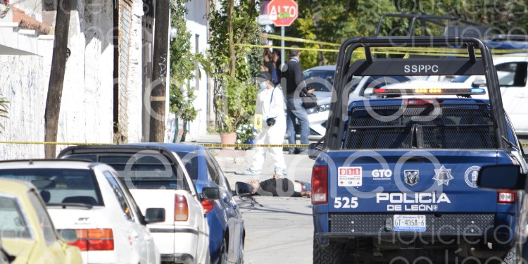 A plena luz del día asesinan a joven en Santa Cecilia, León