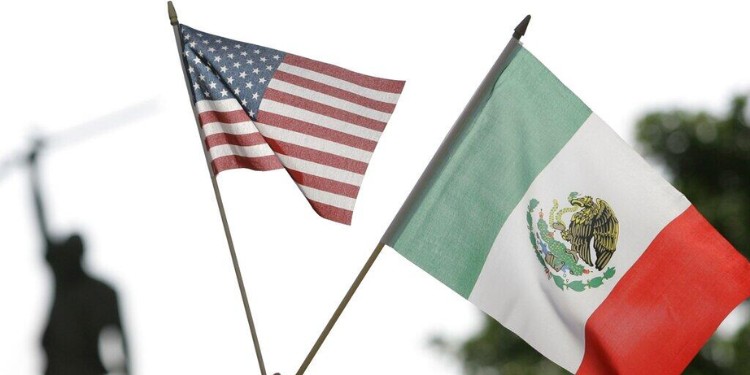 Critican migrantes desorganización del día de las elecciones en EU