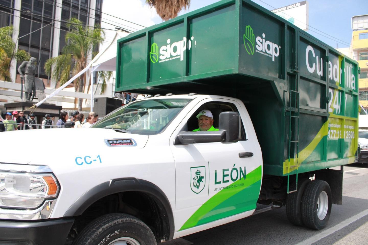 Multan a empresa constructora por tirar basura en la vía pública de León