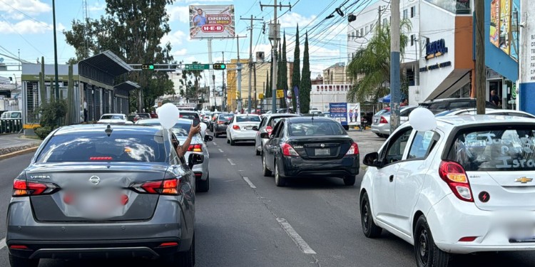 Más de 3 mil taxis ejecutivos reclaman seguridad y justicia para conductores