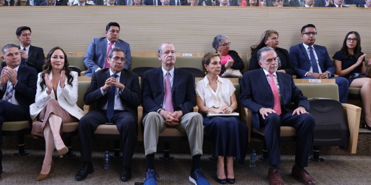 Pide Fox a Sheinbaum librarse de AMLO