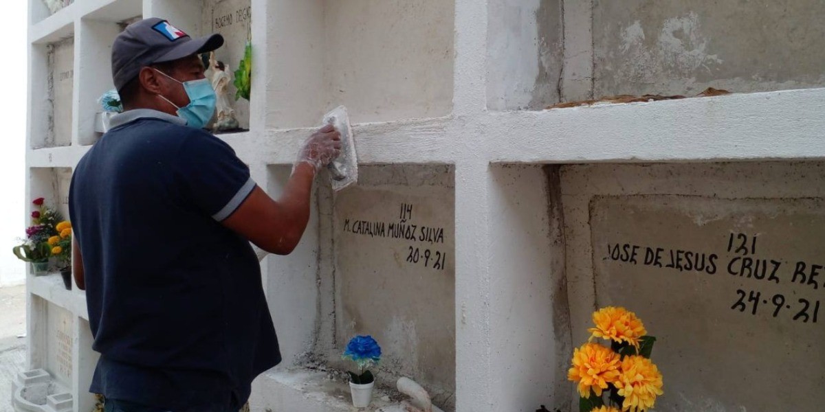 Alistan panteones de León para la celebración del Día de Muertos