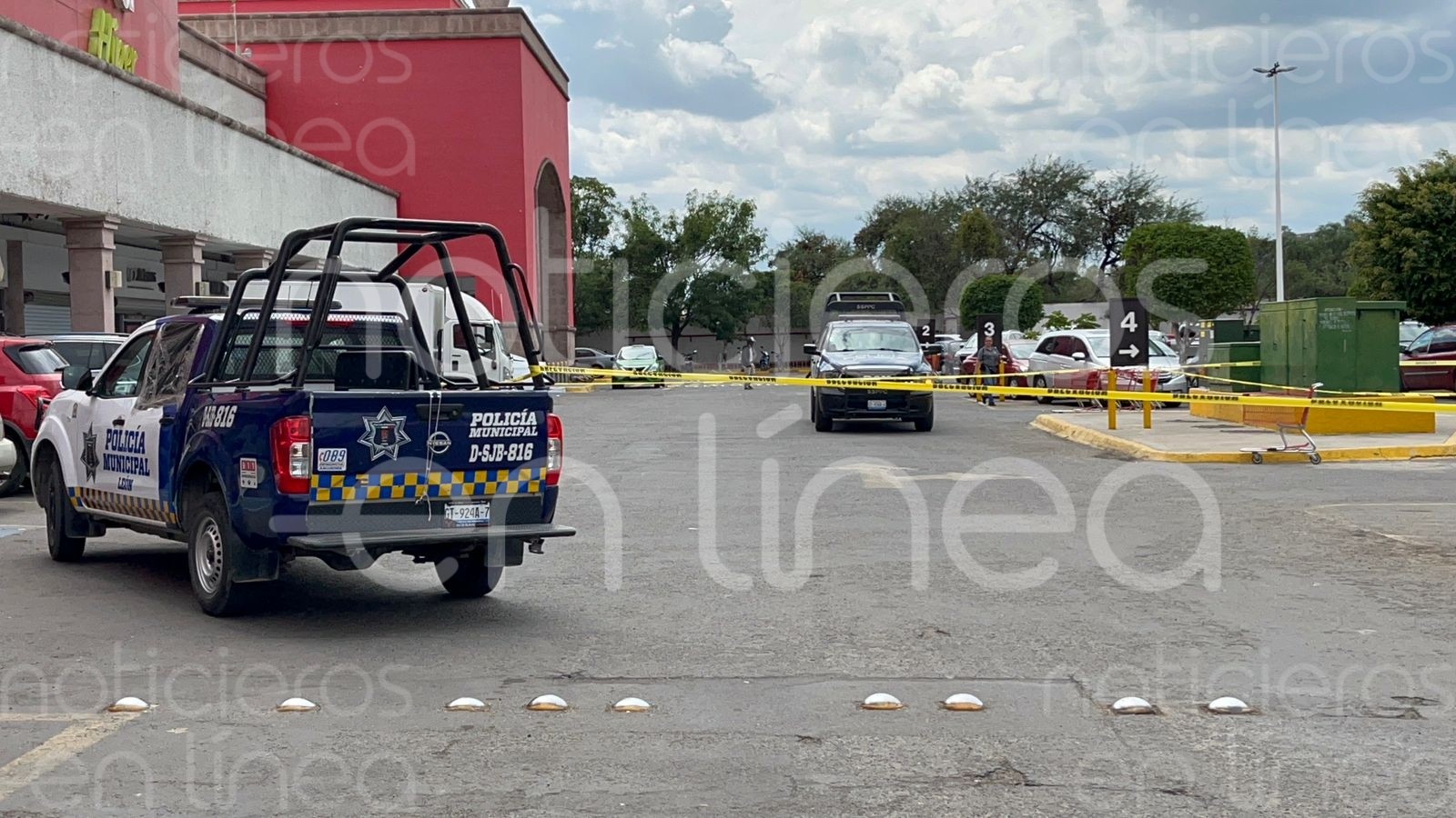 Balean a hombre para asaltarlo en el estacionamiento de Soriana Satélite