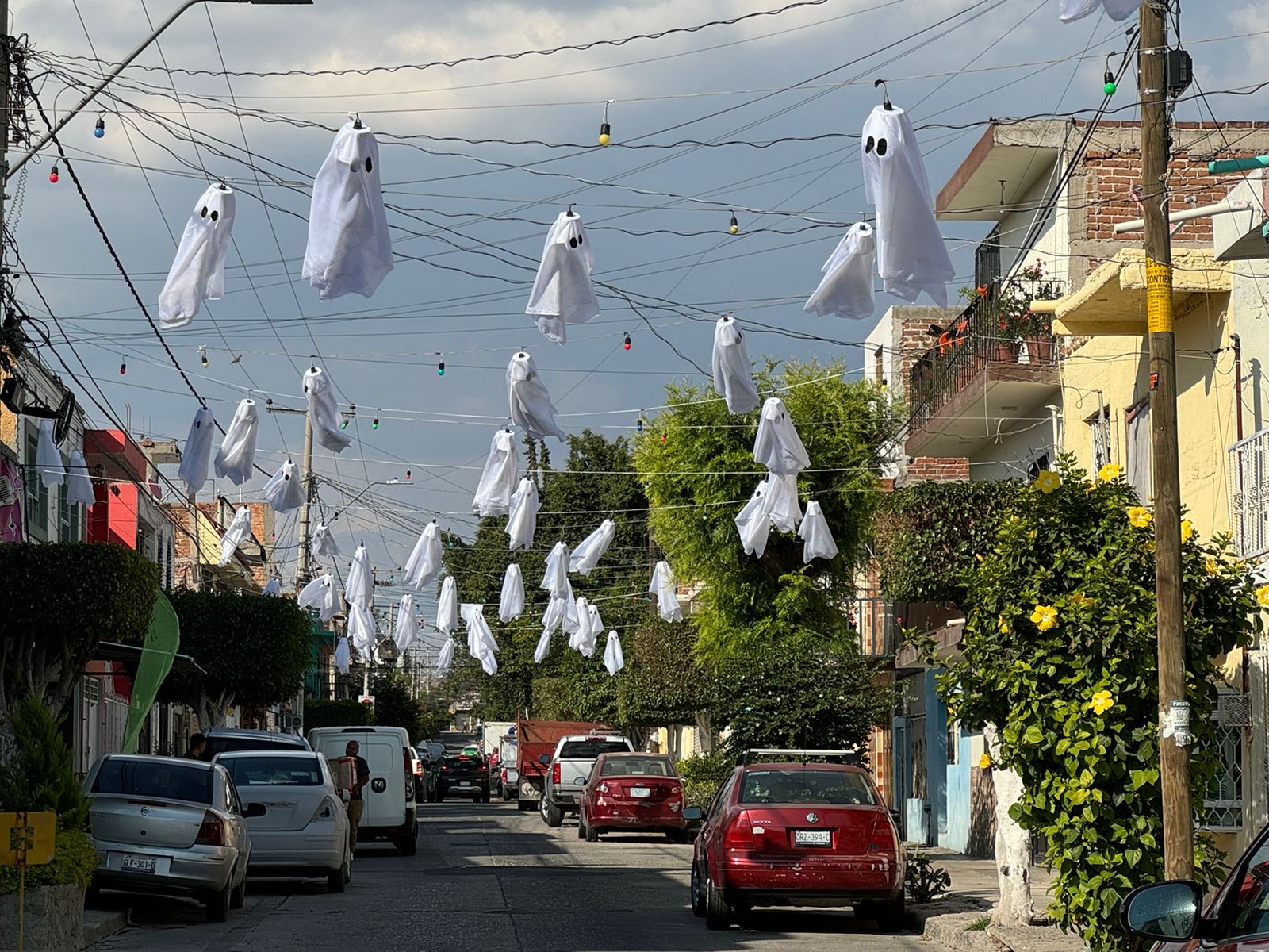 'La calle fantasmal'; vecinos de La Piscina se preparan para Halloween