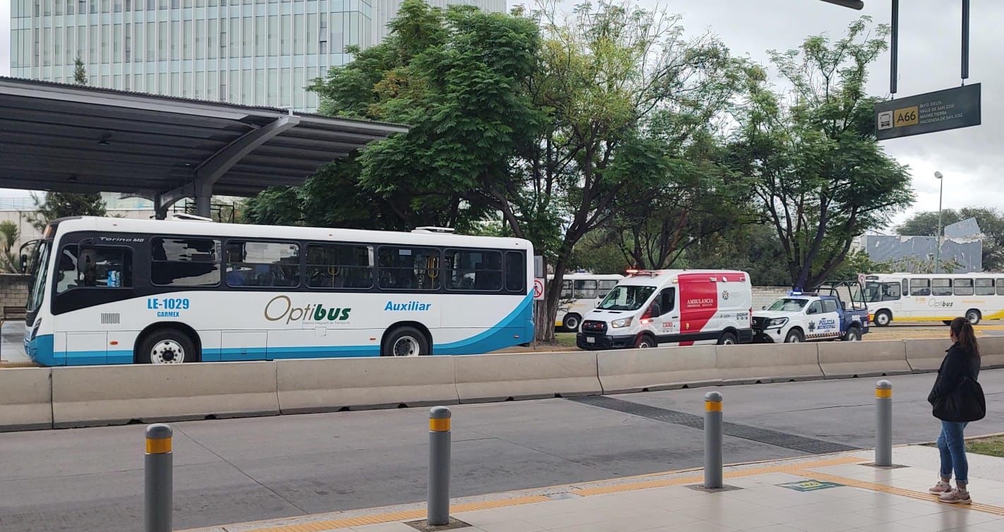 Mujer muere al interior de un camión urbano en la estación Delta