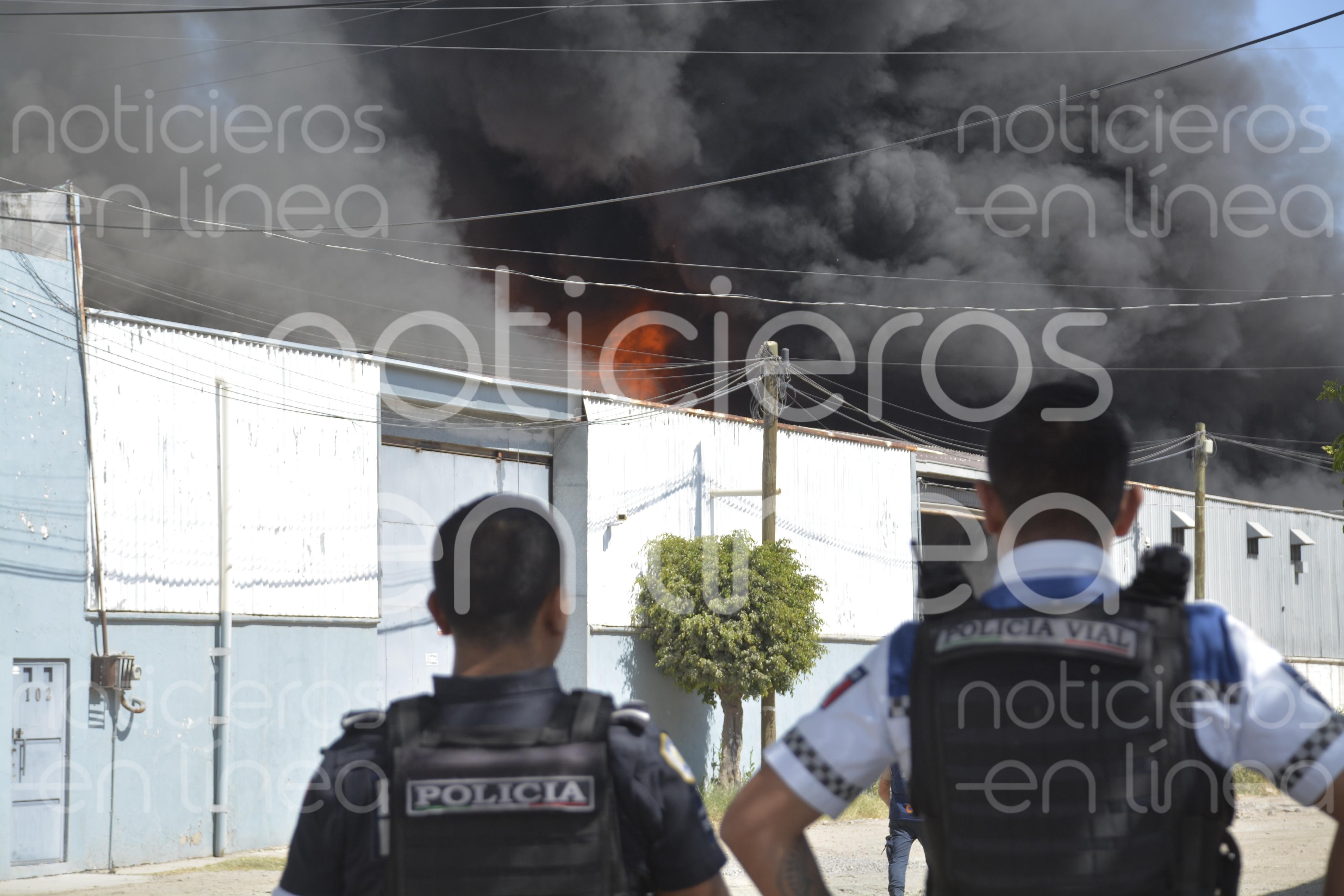Incendio devastador en bodega de La Luz deja un muerto y cuatro heridos