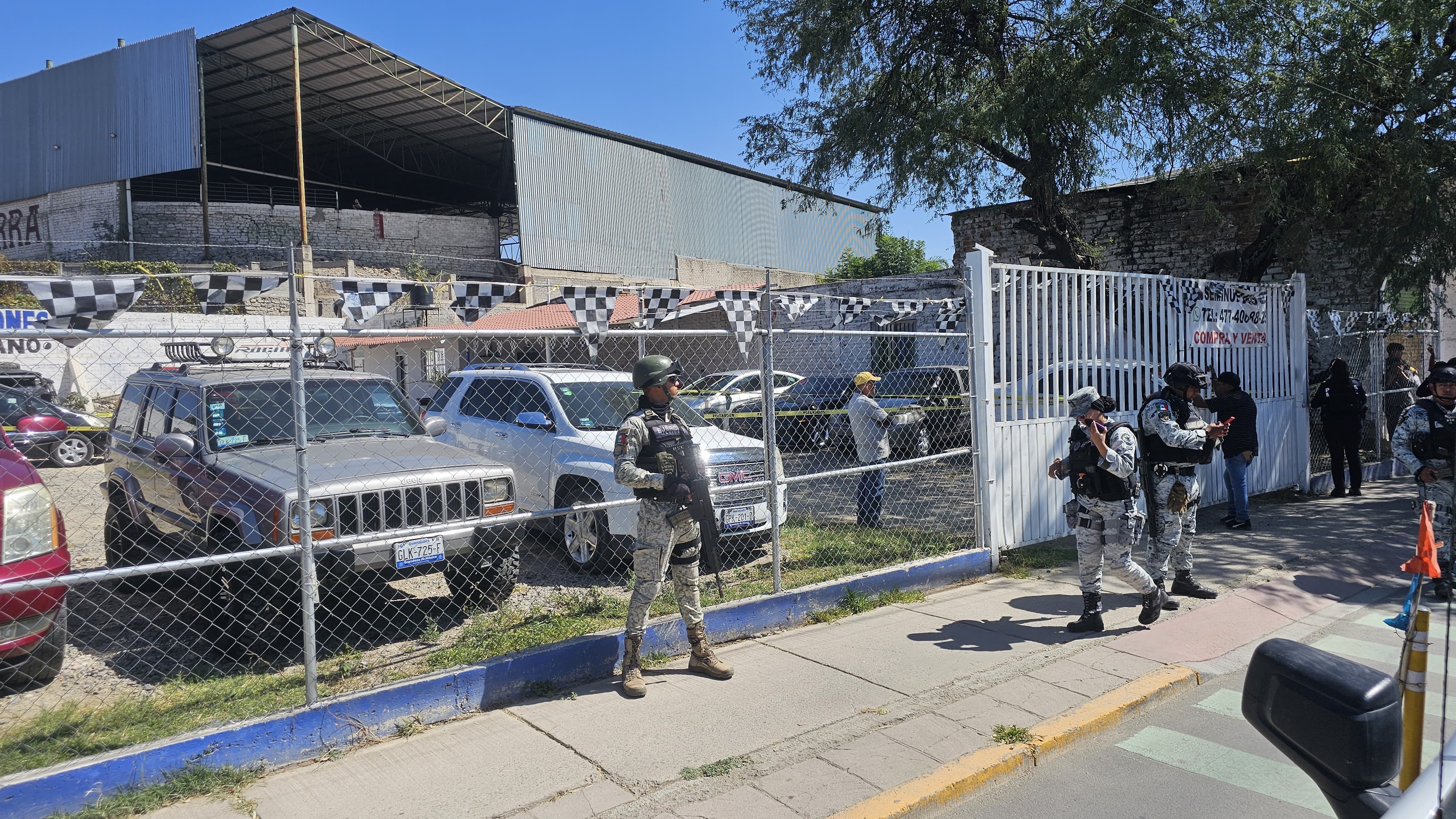 Asesinan a dos hombres en un lote de autos en Santa María de Cementos