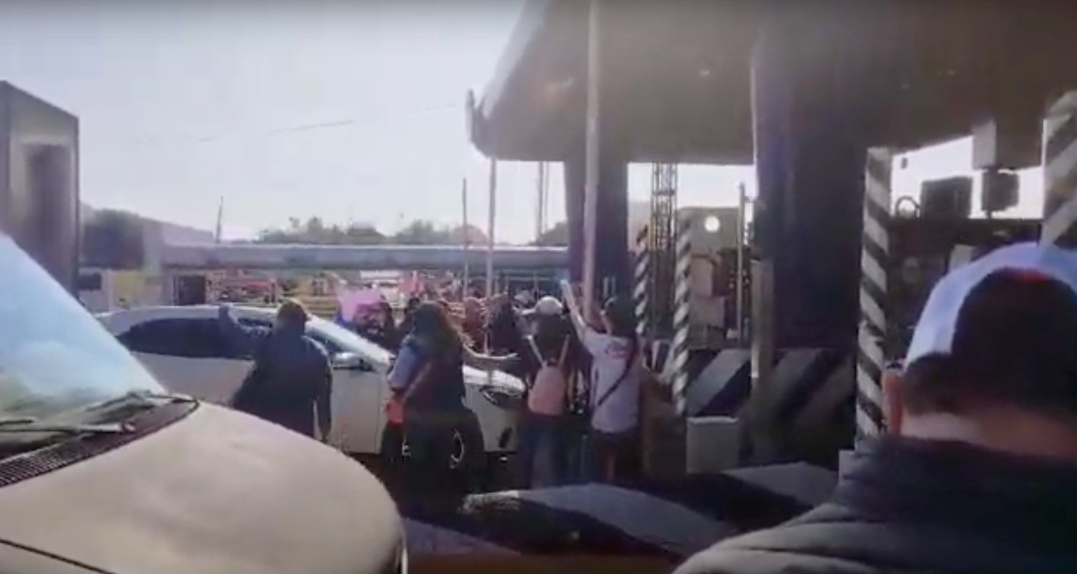 Toman docentes caseta de cobro en Guanajuato; rechazan descuentos a su nómina