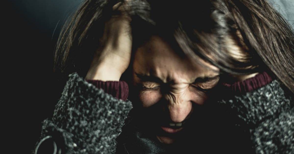 ¿Te duele la cabeza por la noche? Descubre qué podría estar causándolo