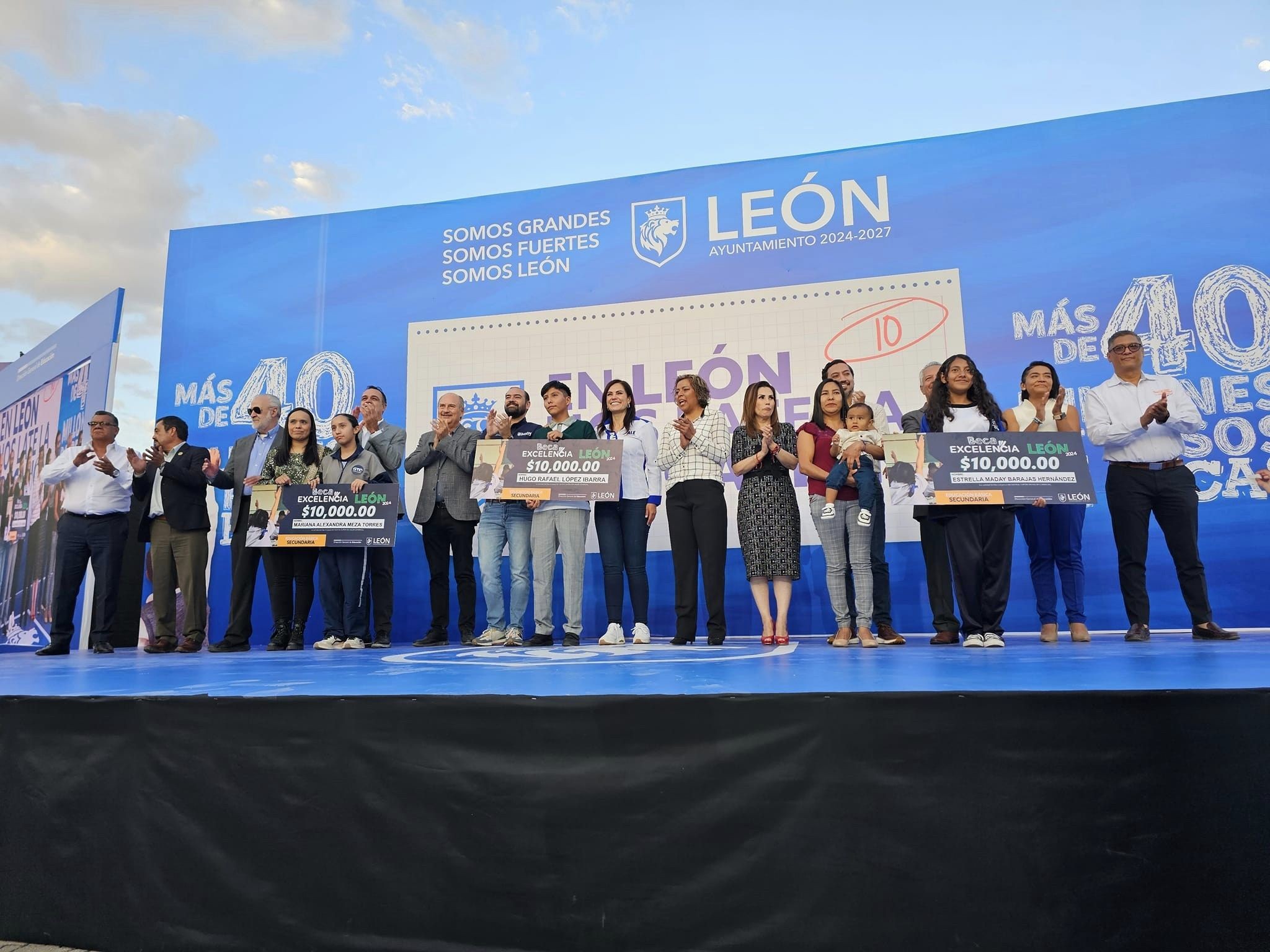 Entregan mil Becas Excelencia a estudiantes de León