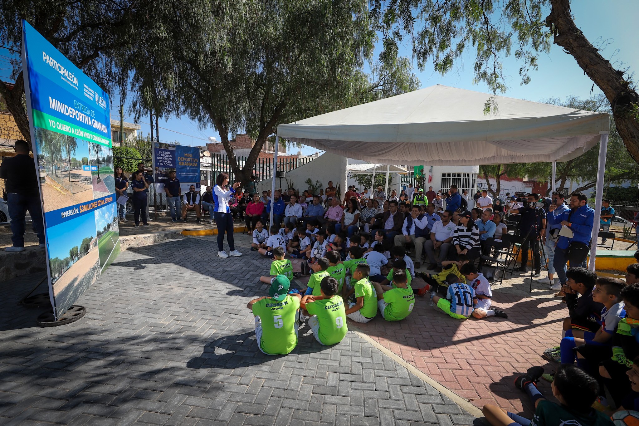 Entregan minideportiva Granada con nueva cancha de fútbol