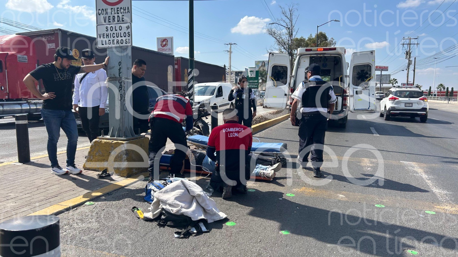 Motociclista sufre aparatoso accidente en el bulevar Torres Landa