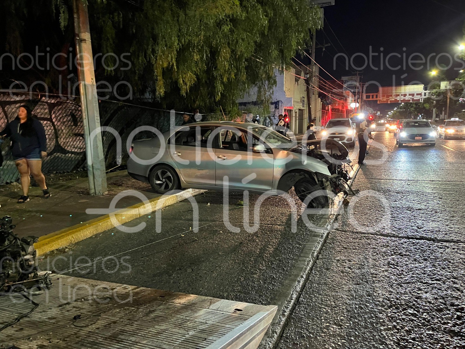 Jóvenes chocan contra un poste en el López Mateos; iban a exceso de velocidad