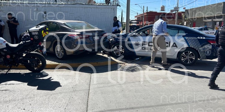 Vehículo particular choca unidad policial en Real de San José; hay 3 heridos