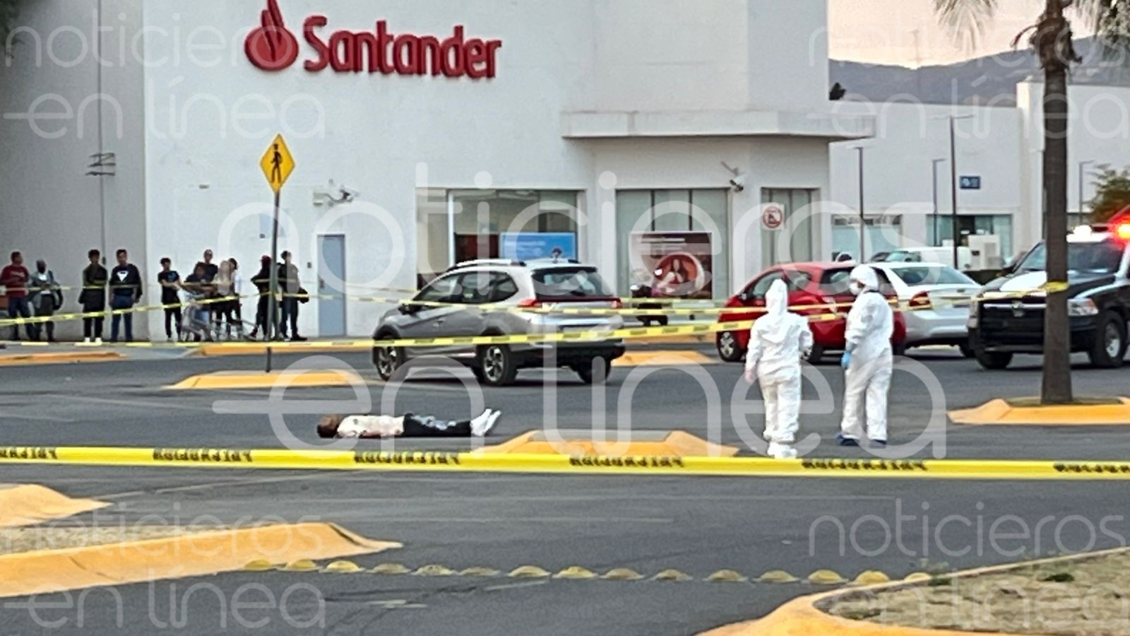 Asesinan a hombre en estacionamiento de Plaza Galerías; hay dos detenidos