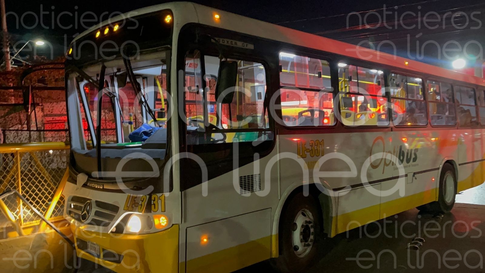 Choca camión urbano en Haciendas de Echeveste; hay 20 pasajeros heridos