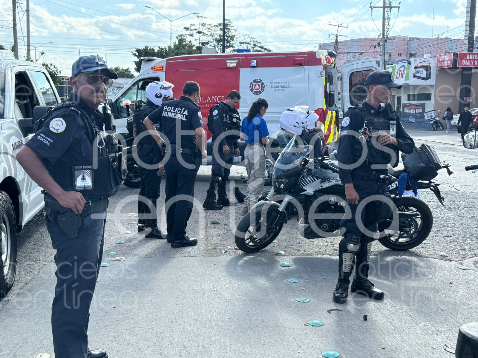 Vehículo particular impacta a policía en motocicleta en el Antonio Madrazo