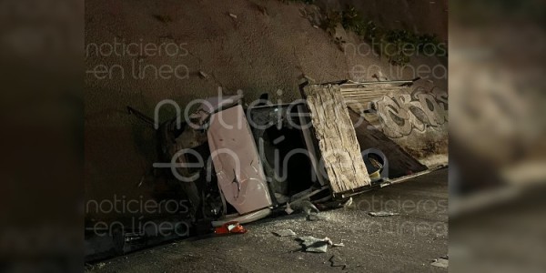 Choca y vuelca por viajar a exceso de velocidad en el Eje Metropolitano