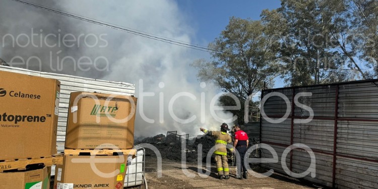 Incendio devastador en los límites de León y Silao: maderería y recicladora consumidas