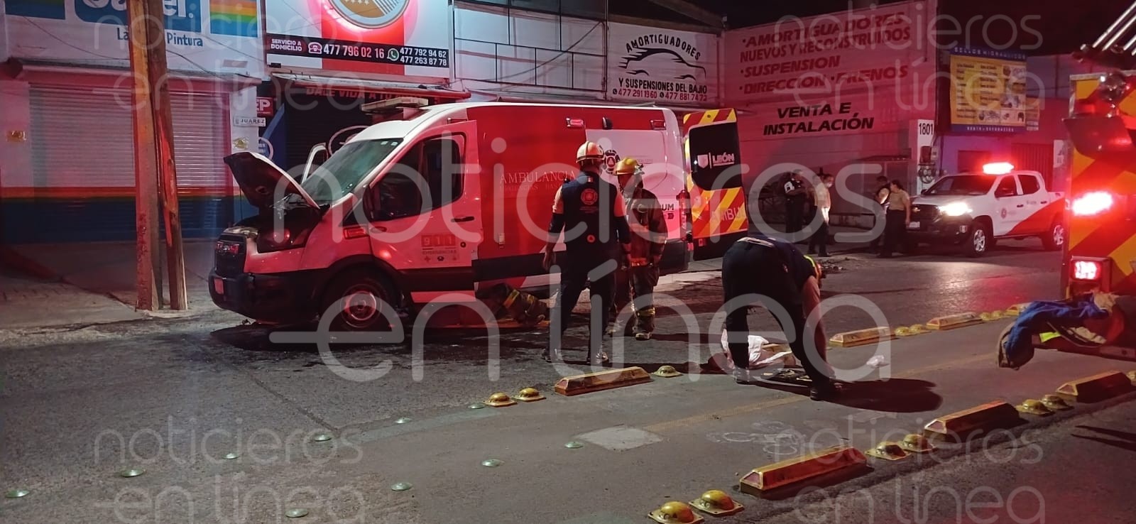 Ambulancia arde en llamas cuando trasladaban a un paciente en León
