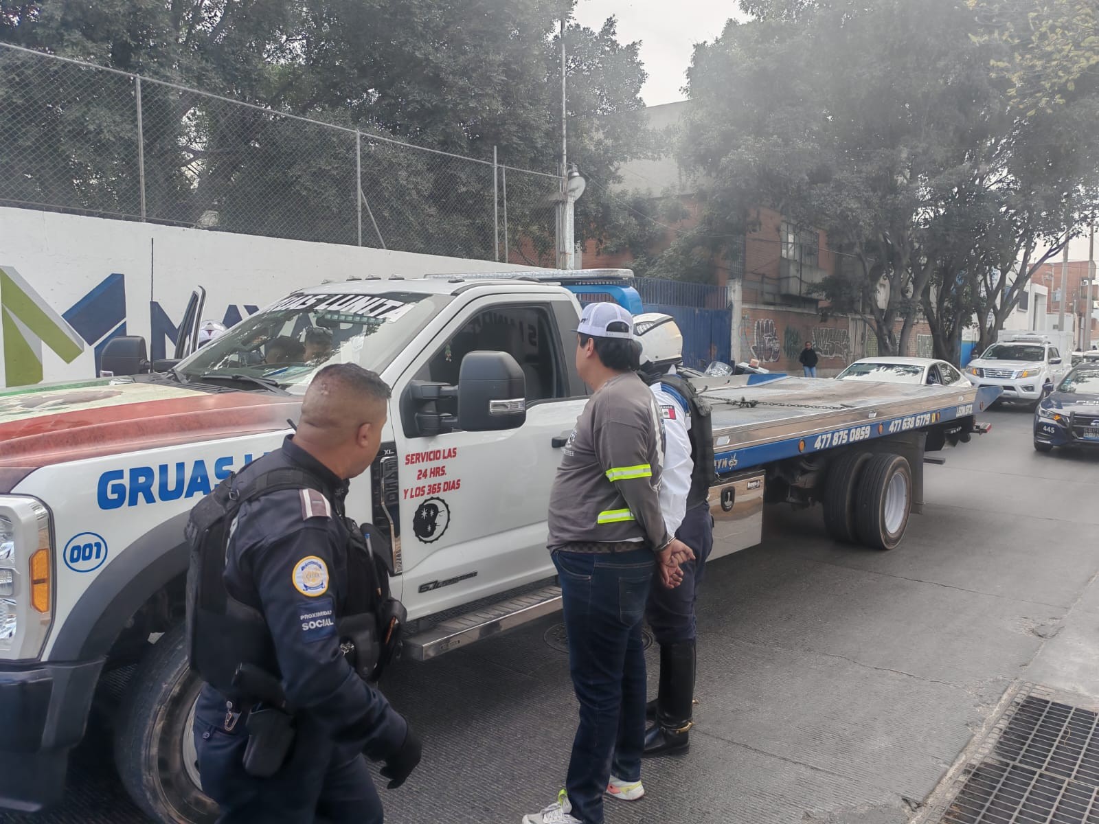 Amenazan a conductor a balazos en León; hay 3 detenidos