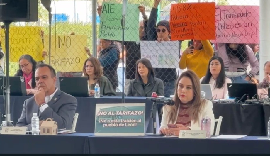 ¡No al tarifazo! Estudiantes se manifiestan durante sesión de ayuntamiento