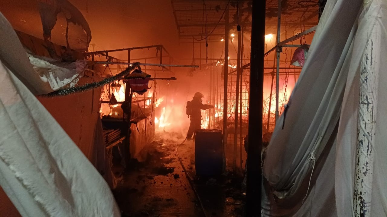 Incendio destruye la Expo Navideña en Celaya; cortocircuito pudo ser la causa